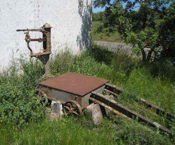 Railway station platform scale